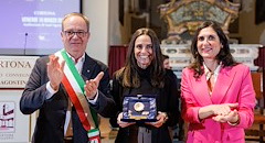 Roberta Vinci riceve il Lampadario Etrusco dal sindaco Luciano Meoni e dall'assessore allo Sport Silvia Spensierati